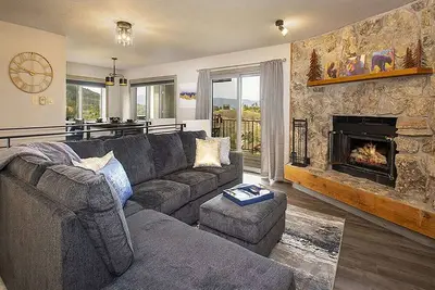 Image de Wow! Fully Updated Condo w/ Beautiful Mountain Views - Ski, Hike, Bike & More!