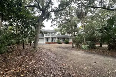Image de Secluded retreat with private dock and fire pit. Only steps from the beach!