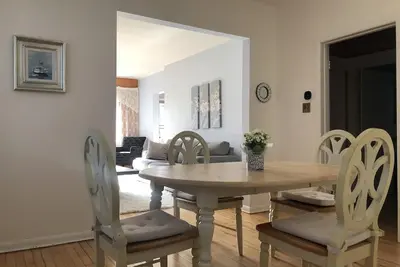 Image de Charming Character 4 bedroom 2 blocks from River!