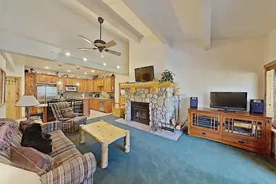 Image de Cozy One Bedroom Condo with Loft - Free WiFi and Parking! (Snowbird 206) by RedAwning