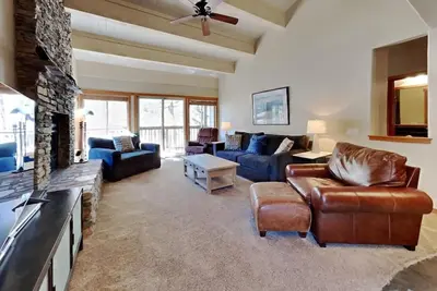 Image de Beautifully Remodeled 4 Bedroom Condo with Loft! Closest to Ski Adventure! (Snowbird 201) by RedAwning