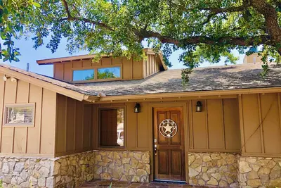 Image de Relaxing and Beautiful Lakehouse Getaway with waterfront on Possum Kingdom Lake!