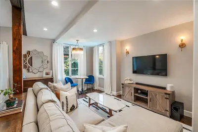 Amazing Apartment attached to historic home in Pasadena!