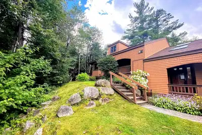 Image de O42 Renovated with high class upgrades! Ski access, boot warmer, ski rack, yard, Ac, dog friendly!