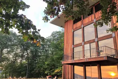 Image de Rl Breathtaking views and grand unique style, private mountain retreat. Hot Tub! 4wd recommended!