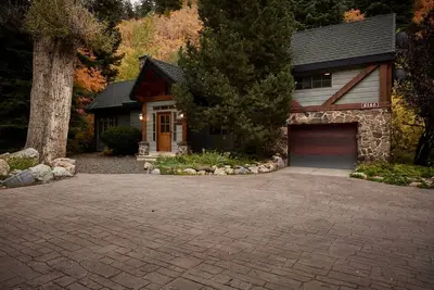 Image de Snowcapped and sun-splashed In The Canyon Retreat: Cabin Home with Hot Tub