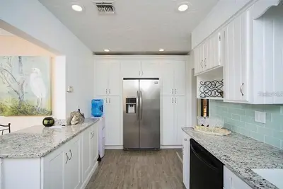 Image de Location, Classic Beachy Comfort, 0. 5 miles to world-class Siesta Key beaches!