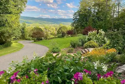Image de Hidden Oasis in the Mountains by Evergreen Home