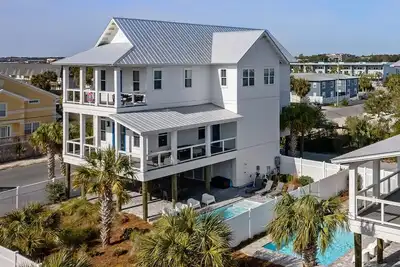 Image de 5 Br 4 Ba + Private Pool + Pickleball Fun