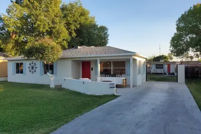 Image de Centrally located charming home with everything you need to feel right at home.