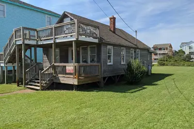 Image de Newly renovated 3 bedroom house located 100 yrds from the beach and pier.