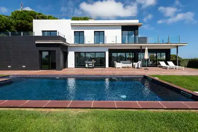 Image de Modern two-storey villa with pool in a quiet area with excellent sea view
