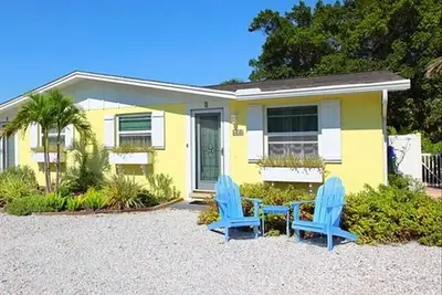 Image de Angel Fish Cottage, Sweet 2 Br 1 B, Private Pool, Steps to Gulf and Bay