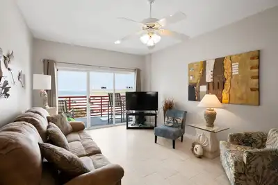 Image de Top Floor Balcony Beach View - Crimson #304