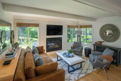 Image de Gorgeous Newly Renovated Condo in Creekside Sun Valley