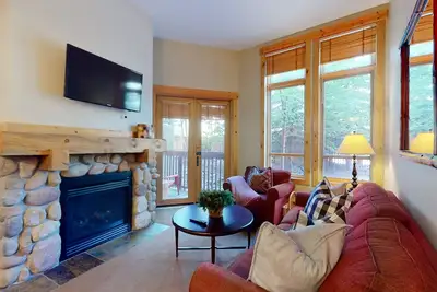 Image de Family-friendly mountain condo w/balcony, shared hot tub, & mountain views