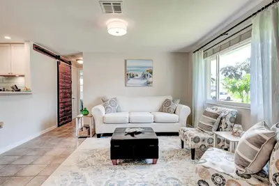 Cabana Palms -Beach, Downtown, Renovated. Family and remote working friendly