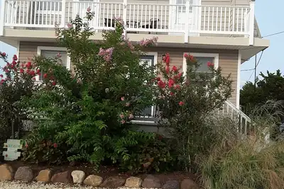 Image de Beautiful, spacious within blocks to both beach and bay.