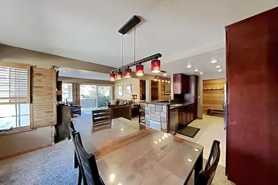 Image de Slopeside Deluxe 2 Bdrm Condo with Underground Parking! (Sierra Megeve 25) by RedAwning