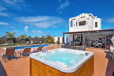 Image de Villa Mabel avec vue sur les montagnes, connexion Wi-Fi, jardin, piscine, jacuzzi et terrasses ; parking disponible