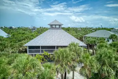 Image de Treetops: Bright Island Home with Golf Cart & Amenities