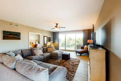 Image de Beachy, second floor condo with pool views, central Ac, and private gas grill