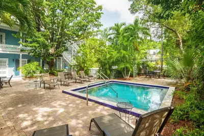 Image de Steps from Duval, Shared Pool – Sky Loft Downtown