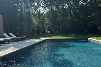 Image de E. Hampton Beach House- Walk to Waterfront - Min. to Beaches- New Heated Pool