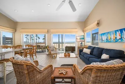 Image de Two Story Oceanfront - Patio/Firepit/2 Car Garage