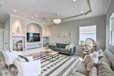 Image de Walk to Beach: Chic Crystal Beach Escape w/ Deck!