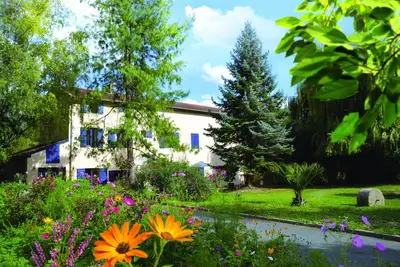 Image de Grande maison de caractère pour 14 personnes avec piscine, terrasses et jardin.