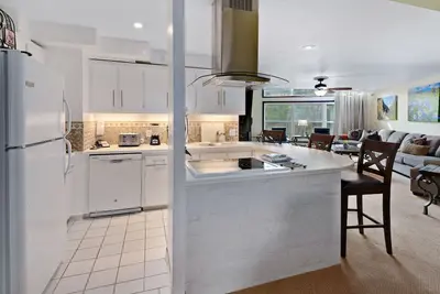 Image de 2500 sqft. Condo with large patio deck