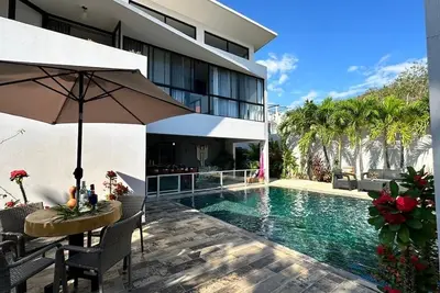 Image de Modern Beach Home, pool, hot water. 10 min from the beach. For 8-10 guess!