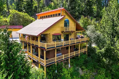 Image de Log Cabin w/ Private Hot Tub on Wenatchee River!
