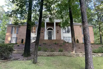 Image de Pet Friendly Home Minutes from Ua with Large Fenced Backyard and Movie Theatre