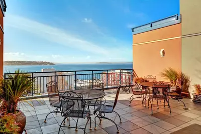 Amazing downtown studio w\/shared deck\/full kitchen\/WiFi close to everything