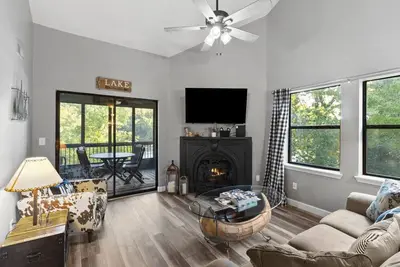 Waterfront Hideaway~Luxury Corner Lakeview~Pools