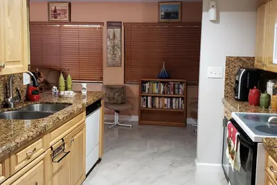 Image de Amazing house, 2 blocks from the beach (#1 in Usa), close to the village.