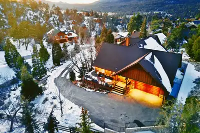 Image de Starlight Chalet 4b4b, Mins to Slopes, Game Rm, Ev charger, Luxury new home