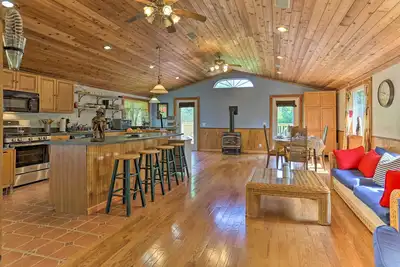 Image de Bright Tucked-Away Cabin w/ Furnished Deck + Grill