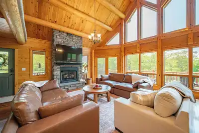 Image de Husky Hideaway: Lake Area, Ski Area, Pool Table, 2 Fireplaces!