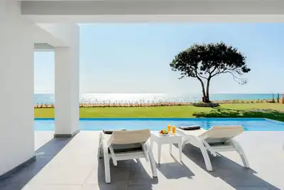 Villa en bord de mer - Accès direct à la plage - Piscine privée chauffée.