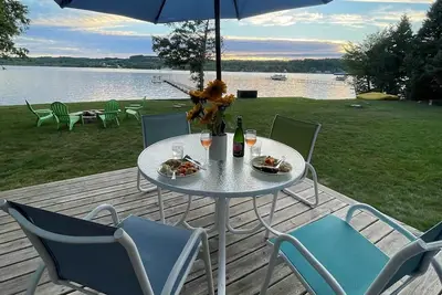 Image de Charming beach house on Lake Leelanau. Includes kayaks and a fireplace.