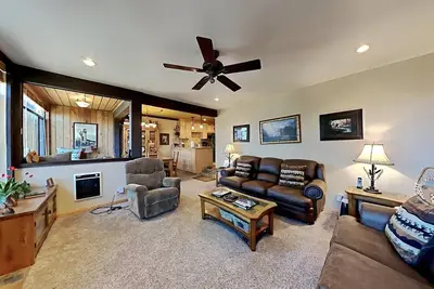 Image de Spacious 2 Bedroom Condo Great For Friends and Families! Free Village Gondola Ride! (Unit 532 at 1849) by RedAwning