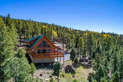 Image de Incredible Views! Stunning log home w/ wrap around deck and covered porch