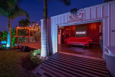 Image de Retreat | Lake Hot Tub Paddle Boards Speakeasy