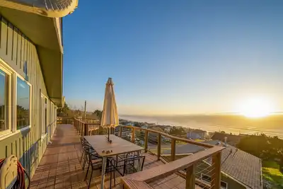 Image de Gorgeous Retreat with Separate Cottage, Private Hot Tub, & Close Beach Access