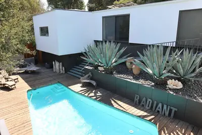 Image de Mid-Century Modern, Zen Hideaway Hillside Accueil W \/ Privé Voir