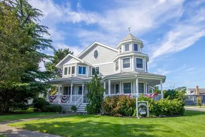 Image de 3 Bed/2 Bath 1st Floor Unit. Covered Porch. Walk to Beach & Town