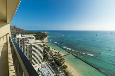 Image de 2bpf-4 Aston Waikiki Beach Tower: Ocean Front Premium 2 Br with Kitchen